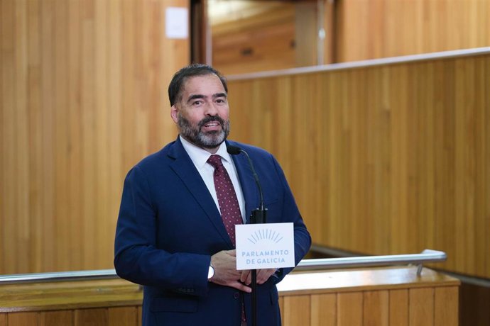 El diputado del PP en el Parlamento de Galicia, Alberto Pazos, ofrece una rueda de prensa tras el debate sobre el Estado de la Autonomía, a 23 de abril de 2025, en Santiago de Compostela, A Coruña, Galicia (España). Nuevas medidas en materia de vivienda y