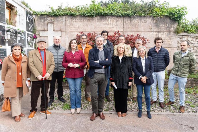 Los diputados de Vox en la Junta General del Principado de Asturias (JGPA) Javier Jové y Sara Álvarez Rouco (ambos en el centro), en el cementerio de Jove durante el homenaje a 62 gijoneses asesinados el 14 de agosto de 1936.