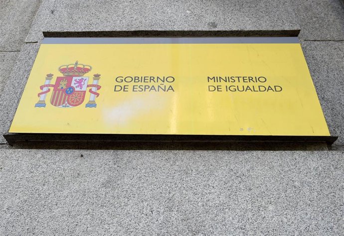 Archivo - Placa de entrada al Ministerio de Igualdad.