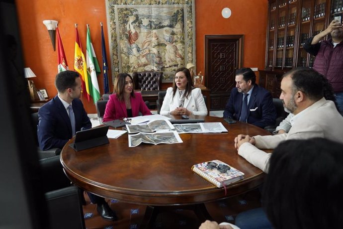 Reunión entre la consejera de Fomento, Articulación del Territorio y Vivienda, Rocío Díaz, y la alcaldesa de La Palma del Condado, Rocío Moreno.