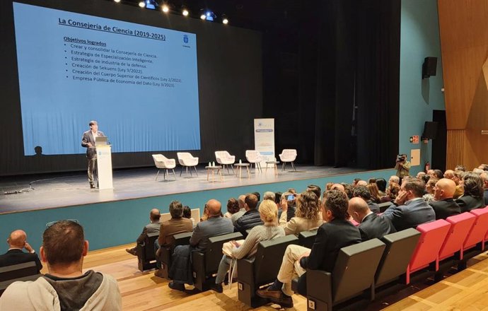 El consejero de Ciencia, Borja Sánchez, durante la pesenrtación de la ley en Siero.