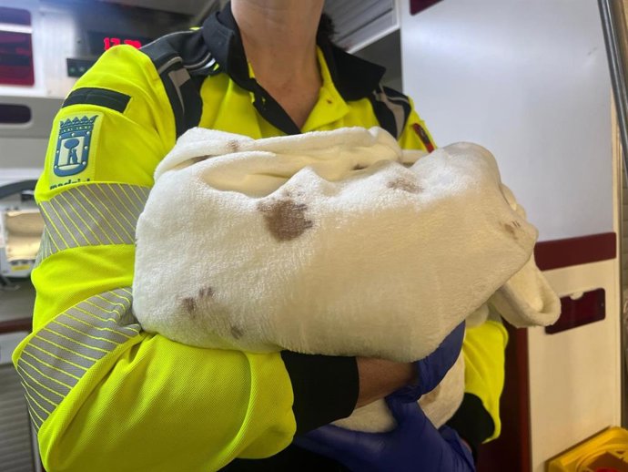 Archivo - Imagen de recurso de un sanitario de Samur-Protección Civil atendiendo a un bebé
