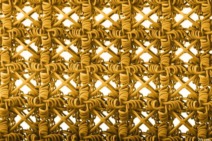 Los metamateriales son materiales sintéticos con estructuras microscópicas que confieren al material en su conjunto propiedades excepcionales.