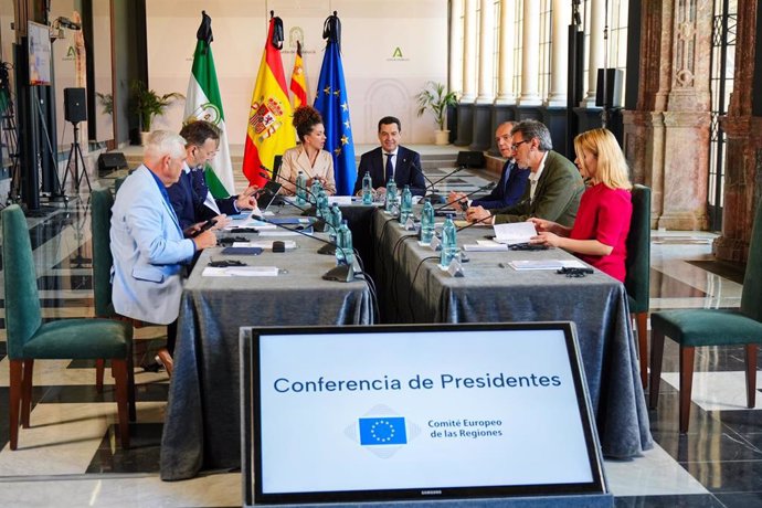 El presidente de la Junta de Andalucía y copresidente del Comité de las Regiones (CdR), Juanma Moreno, (4d) y la presidenta del CdR, Kata Tüttö, (4i) durante la reunión de la Conferencia de Presidentes del Comité de las Regiones celebrada el día de hoy. A