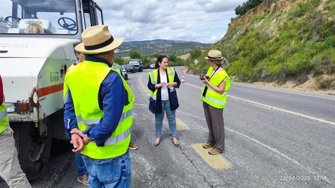 Carmen Granados (centro), durante su visita a las obras en la carretera autonómica A-339, en Almedinilla.