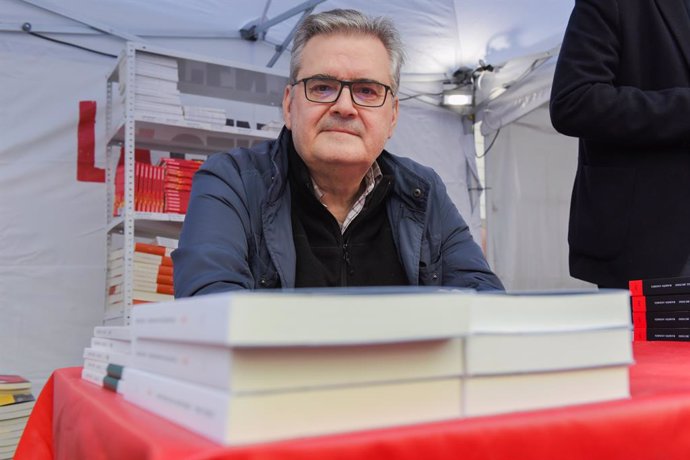 L'escriptor Sergi Pàmies signant llibres a Barcelona