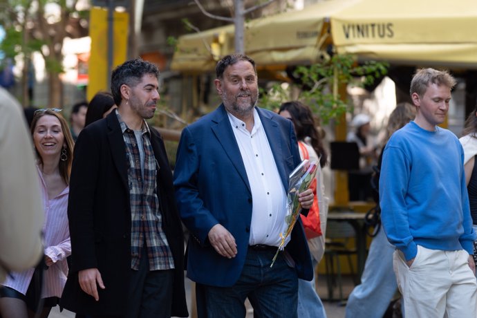 El presidente de Esquerra Republicana
de Catalunya, Oriol Junqueras (c), recorre la Fira de Llibres de Barcelona, a 23 de abril de 2025, en Barcelona, Cataluña (España).