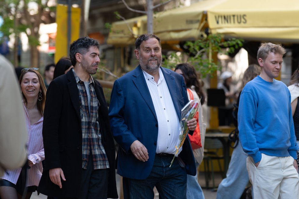 El presidente de Esquerra Republicana
de Catalunya, Oriol Junqueras (c), recorre la Fira de Llibres de Barcelona, a 23 de abril de 2025, en Barcelona, Cataluña (España).
