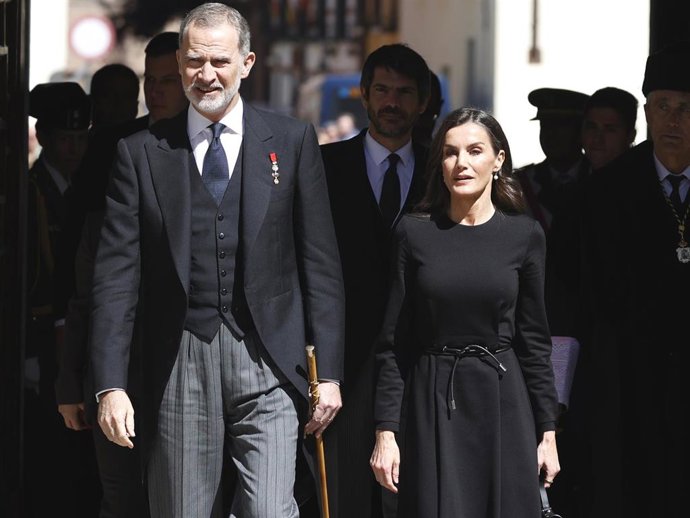 El Rey Felipe y la Reina Letizia a su llegada a la entrega del Premio de Literatura en Lengua Castellana “Miguel de Cervantes” 2024