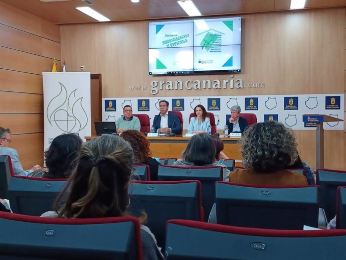 El viceconsejero de Bienestar Social del Gobierno de Canarias, Francis Candil, presentando la Jornada de Sinhogarismo en Gran Canaria