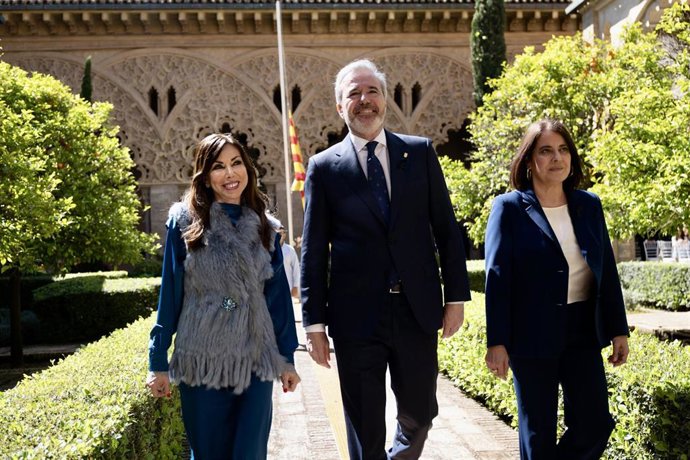 El presidente del Gobierno de Aragón, Jorge Azcón, acompañado por la presidenta de las Cortes, Marta Fernández, y la Justicia de Aragón, Concepción Gimeno, en el actoi institucional del 23 de Abril.