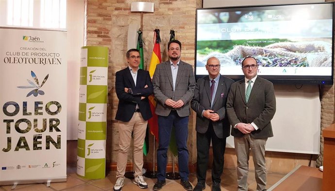 Presentación del Club de Producto OleoturJaén con las intervenciones de Alberto Galloso (Iz), Francisco Javier Lozano, Manuel Fernández y José Ayala (dcha)