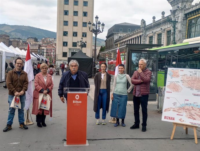 De izquierda a derecha, Javier Cámara, Itziar Urtasun, Asier Muniategi, Itxaso Martin, Garazi Albizua y J.A. Iturri, en el Día del Libro de Bilbao.
