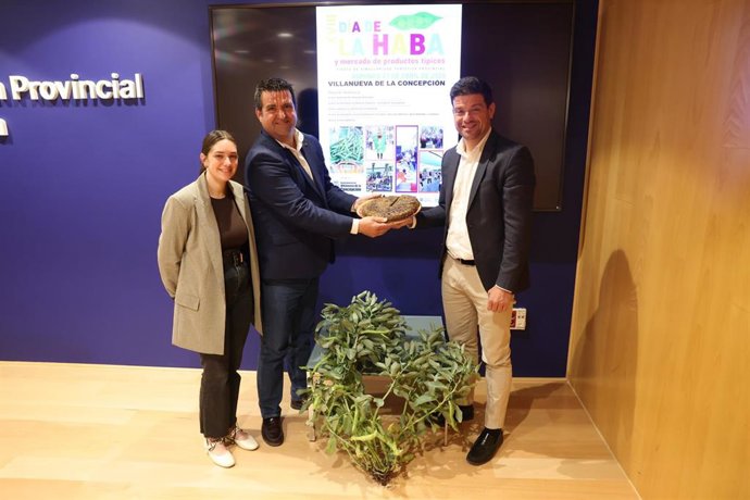 El diputado provincial de Infraestructuras y Territorio Sostenible, Cristóbal Ortega, junto al alcalde de Villanueva de la Concepción, Gonzalo Sánchez, en la presentación de la cita gastronómica dedicada a esta legumbre.