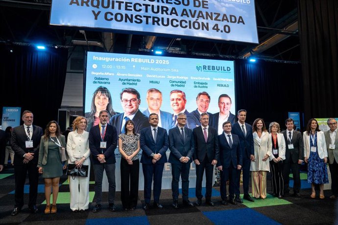 La vicepresidenta Alfaro junto con representantes de otras administraciones en la inauguración de la feria Rebuild.