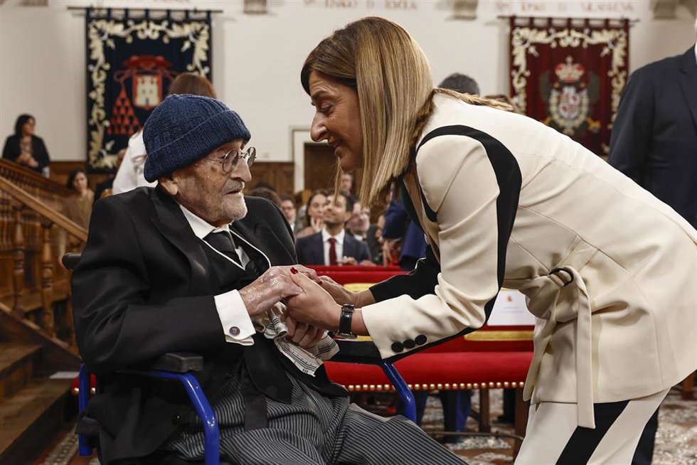 El escritor Álvaro Pombo es saludado por la presidenta de Cantabria, María José Sáenz de Buruaga, momentos antes de recibir el Premio Cervantes 2024, en el paraninfo universitario de Alcalá de Henares, un acto que será presidido por los reyes de España.