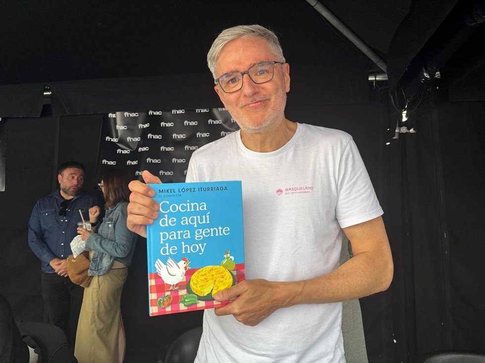 El periodista gastronómico Mikel L.Iturriaga firma libros en Barcelona por la Diada de Sant Jordi.