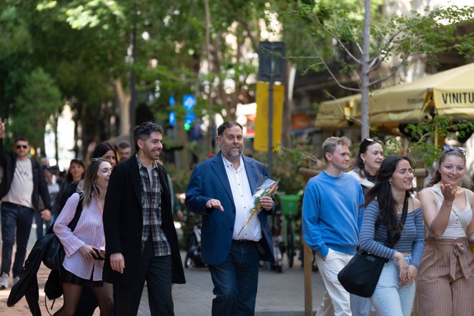 El presidente de Esquerra Republicana
de Catalunya, Oriol Junqueras (c), recorre la Fira de Llibres de Barcelona, a 23 de abril de 2025, en Barcelona, Cataluña (España).