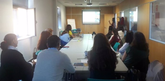 Profesionales de entidades sociales se forman contra la pobreza energética.