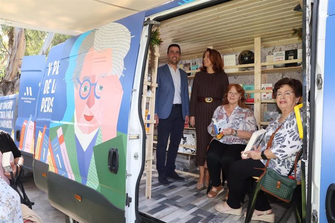 La vicepresidenta de Ciudadanía y Equilibrio Territorial, Antonia Ledesma, ha presentado esta nueva edición en los jardines del centro cultural La Térmica, donde ha mostrado las dos furgonetas que recorrerán la provincia a modo de bibliotecas itinerantes.