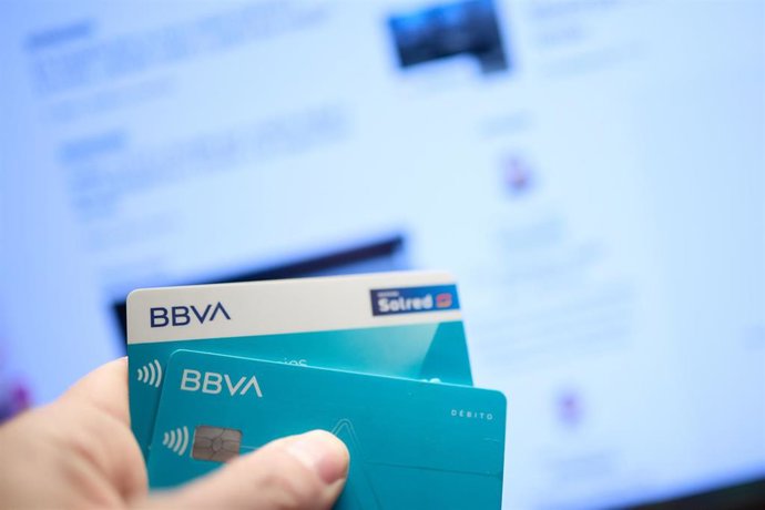 Archivo - Dos tarjetas de crédito delante de la pantalla de un ordenador 