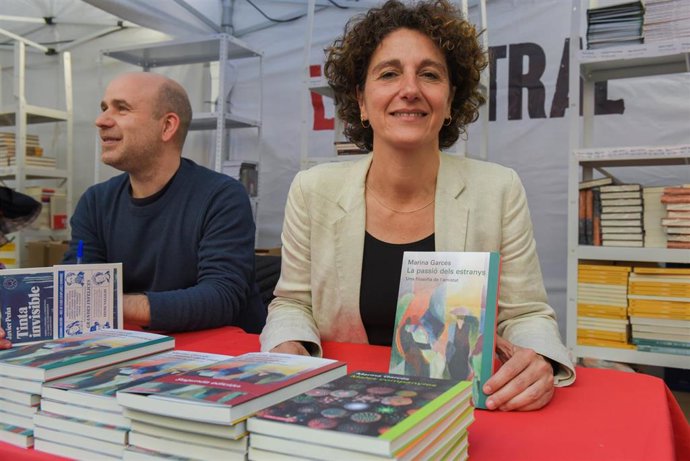 La escritora Marina Garcés firma libros en Barcelona por la Diada de Sant Jordi 2025.