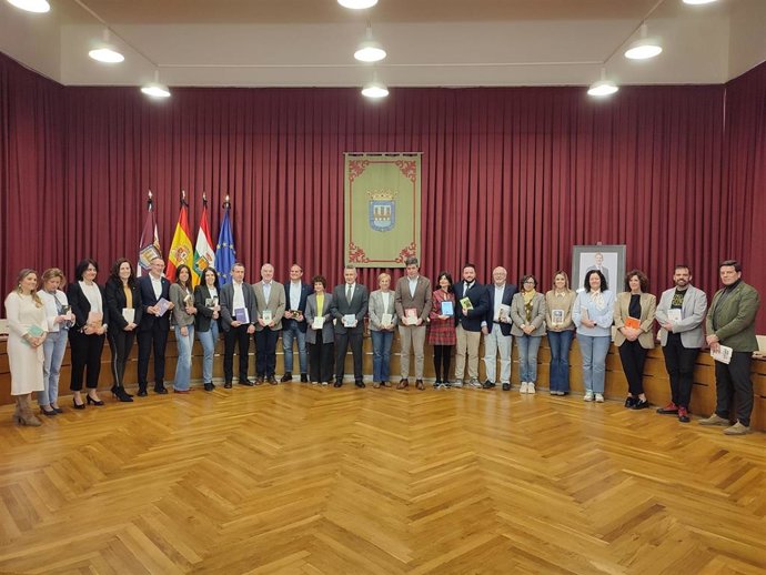 El salón de plenos del Ayuntamiento de Logroño se llena de literatura para conmemorar el Día Internacional del Libro