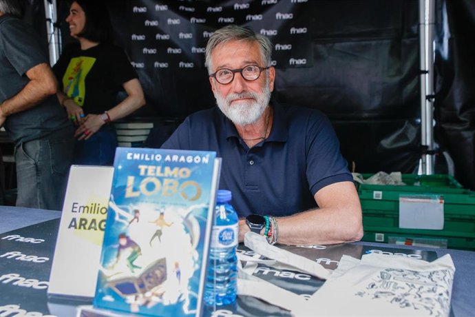 Emilio Aragón durante la firma de libros por Sant Jordi de su nuevo libro, la primera entrega de 'Telmo Lobo'.