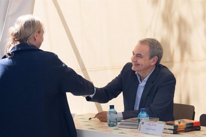 El expresidente del gobierno, José Luís Rodríguez Zapatero, durante la firma de uno de sus ejemplares, en la Diada de San Jordi 2025, a 23 de abril de 2025, en Barcelona, Cataluña (España). Barcelona vuelve a vivir una nueva Diada de Sant Jordi, en la que