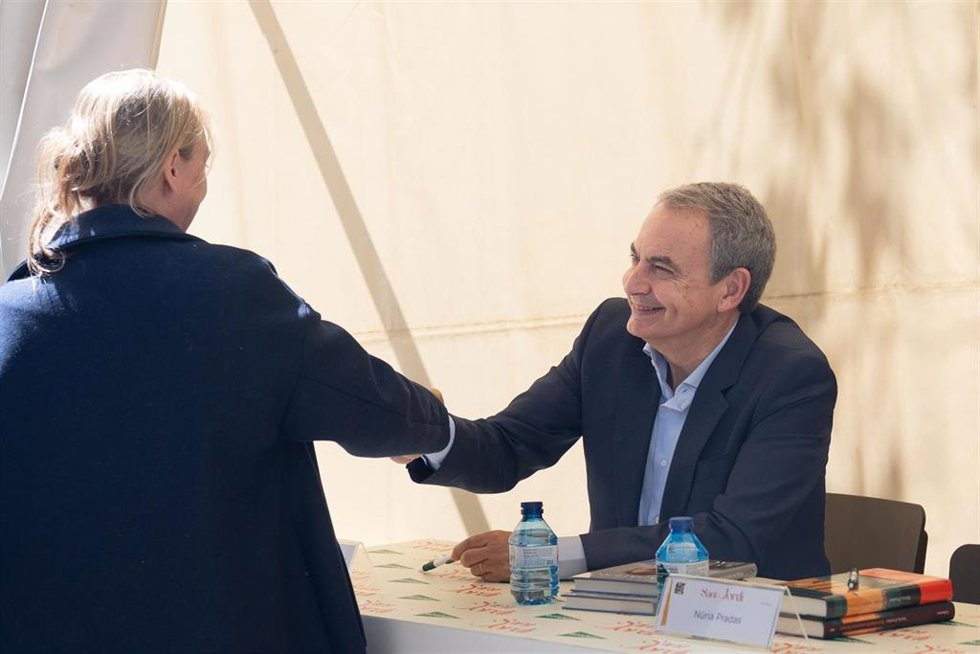 El expresidente del gobierno, José Luís Rodríguez Zapatero, durante la firma de uno de sus ejemplares, en la Diada de San Jordi 2025, a 23 de abril de 2025, en Barcelona, Cataluña (España). Barcelona vuelve a vivir una nueva Diada de Sant Jordi, en la q
