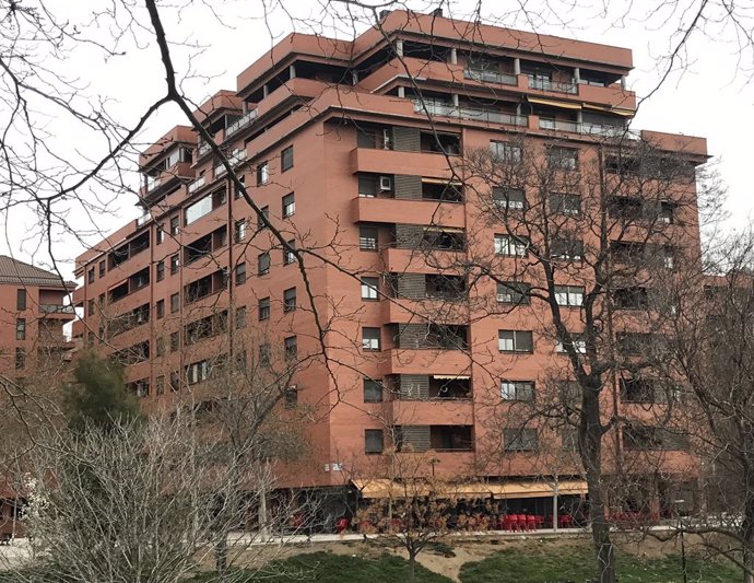 Bloque de viviendas de un edificio de ladrillo caravista
