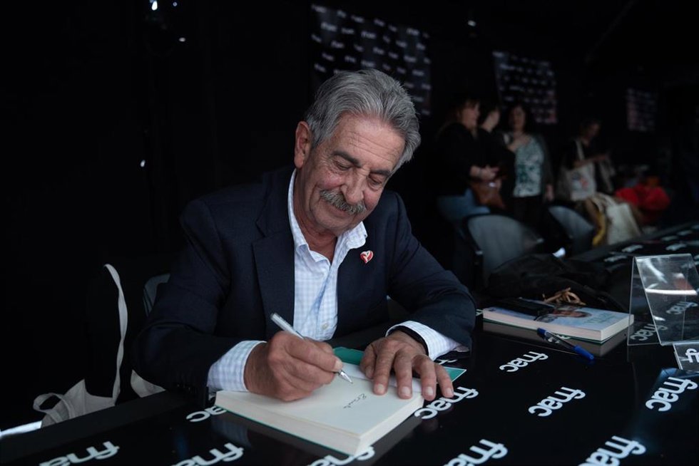 El secretario general del PRC y expresidente de Cantabria, Miguel Ángel Revilla, durante la firma de uno de sus ejemplares, en la Diada de San Jordi 2025, a 23 de abril de 2025, en Barcelona, Cataluña (España). Barcelona vuelve a vivir una nueva Diada d