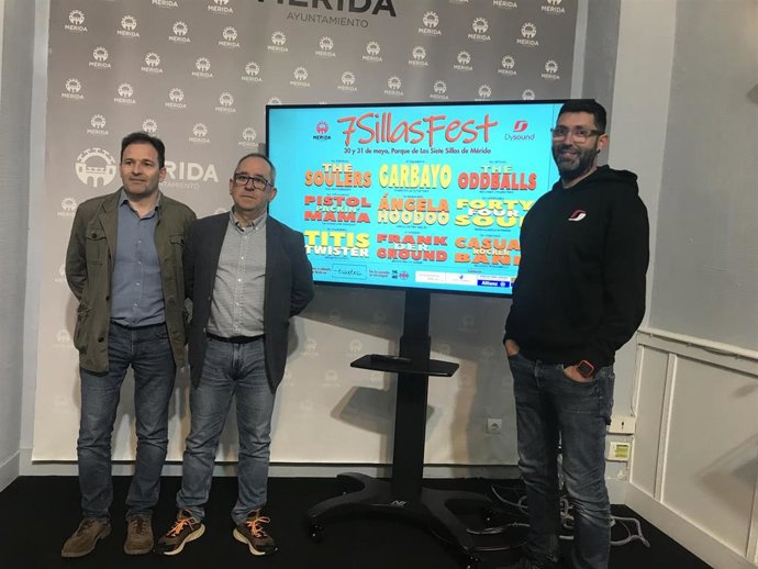 El delegado de Cultura, Antonio Vélez, junto a él ha estado presente los responsable del festival, José Preciado y Andy Rodríguez en la presentación de la II edición del 7 Silla Fest