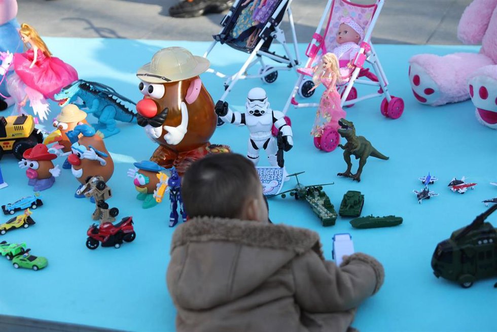 Archivo - Un niño juega con varios juguetes en el Parque del Retiro, a 12 de diciembre de 2021, en Madrid (España). 
