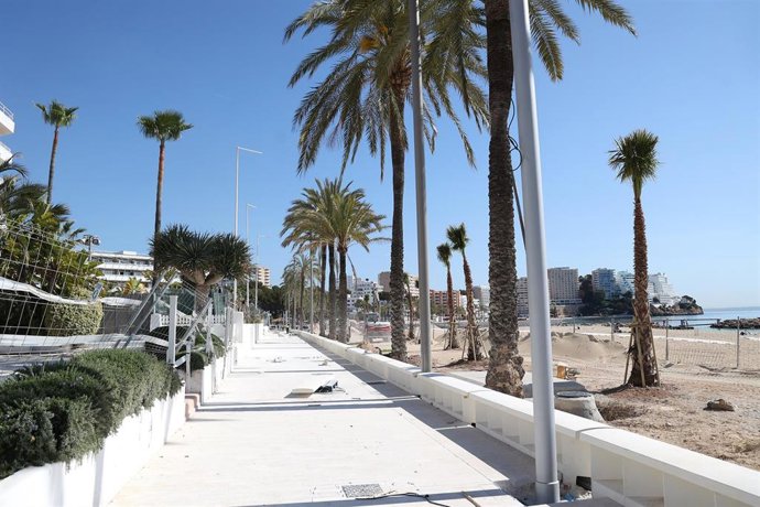 El ministro de Industria y Turismo, Jordi Hereu, visita las obras de mejora realizadas en el Paseo Marítimo de Magaluf, Calvià, Mallorca, Baleares (España).  