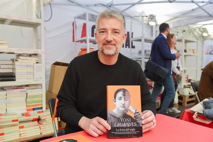 El periodista Toni Cruanyes firma libros en Barcelona por la Diada de Sant Jordi 2025.