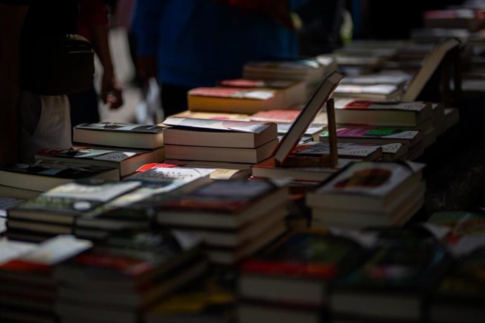 Detalles de los puestos de libros, durante la Diada de Sant Jordi 2025, a 23 de abril de 2025, en Barcelona