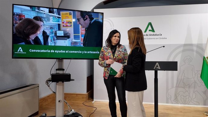 María Dolores Gálvez (izda.), en la presentación de las convocatorias de ayudas al comercio y la artesanía.