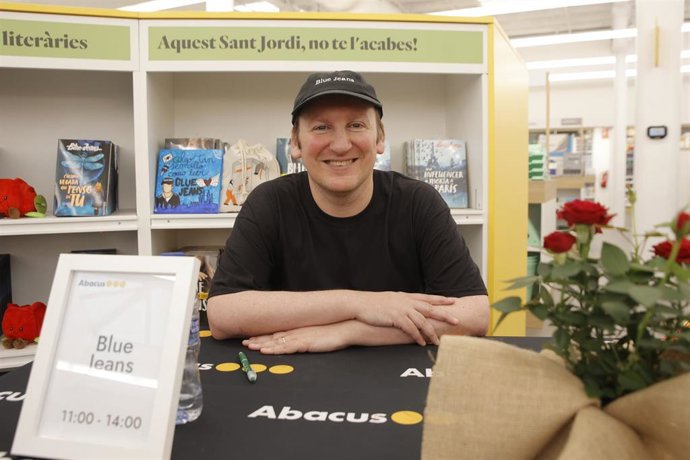El escritor Blue Jeans durante la firma de libros de Sant Jordi 2025 en Barcelona.