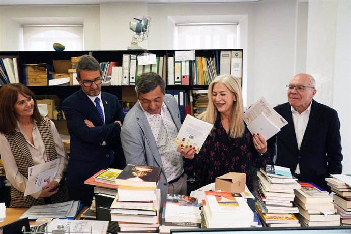 La consejera de Cultura, Patricia del Pozo, y el rector de la UMA, Teodomiro López, junto a la vicerrectora de Cultura de la UMA, Rosario Gutiérrez Pérez, el director del CAL, Justo Navarro, y el delegado de Cultura en Málaga, Carlos García Jiménez.