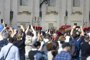 Largas colas en la Basílica de San Pedro para despedirse de Francisco
