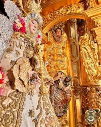La Virgen del Rocío luce el rosario que le regaló el papa Francisco y el sábado se oficiará un rosario