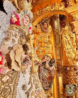 La Virgen del Rocío portado los rosarios regalados por el papa Franciso y por el papa San Juan Pablo II.