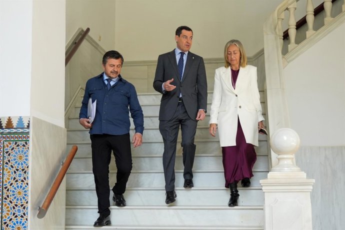 El presidente de la Junta de Andalucía, Juanma Moreno (c), el portavoz del Grupo Parlamentario Popular, Toni Martín (i), y la consejera de Salud, Rocío Hernández, en una foto de archivo en el Parlamento andaluz.