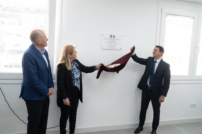 El presidente de la Diputación de Almería, Javier Aureliano García, desvela la placa del nuevo espacio de la Biblioteca Adolfo Suárez de Gádor (Almería).
