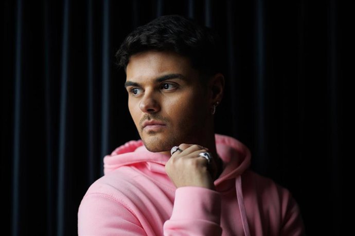 Archivo - El cantante Abraham Mateo posa para Europa Press, en las oficinas de Sony España, a 18 de marzo de 2024, en Madrid (España). 