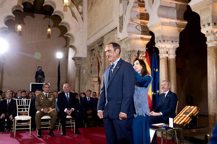 La preesidenta de las Cortes de Aragón, Marta Fernández, entrega la Medalla a José María Esteban Celorrio, presidente del CN Helios, que celebra su centenario.