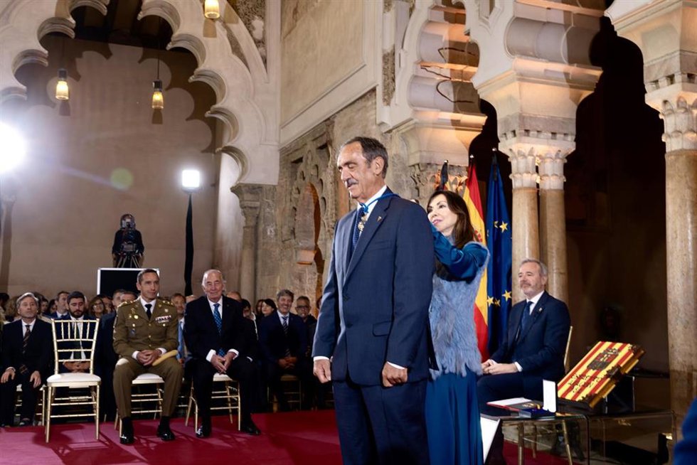 La preesidenta de las Cortes de Aragón, Marta Fernández, entrega la Medalla a José María Esteban Celorrio, presidente del CN Helios, que celebra su centenario.