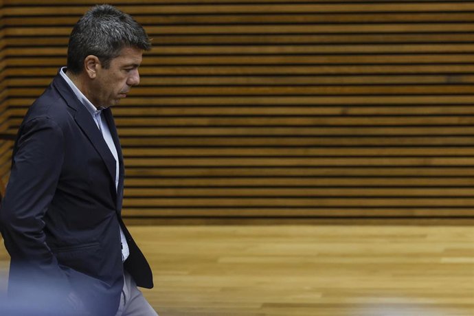 Imagen de archivo del presidente de la Generalitat Valenciana, Carlos Mazón, a su llegada a  una sesión plenaria en Les Corts Valencianes, a 16 de abril de 2025, en Valencia