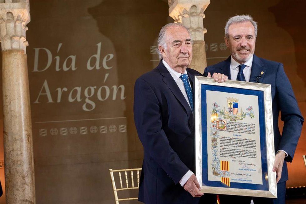 El presidente del Gobierno de Aragón, Jorge Azcón, junto al presidente de Fundación Ibercaja, Amado Franco, reconocido con la Medalla de Aragón 2025.